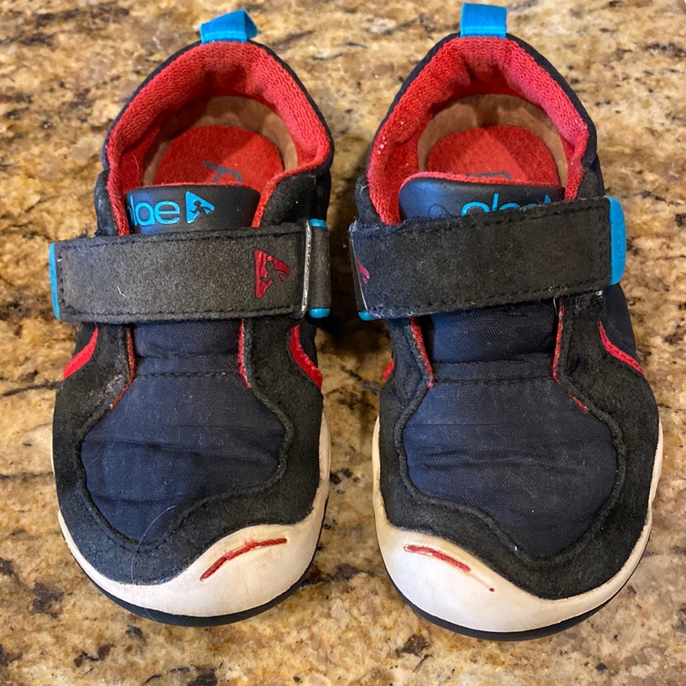 Youth 7.5 sneakers Plae.